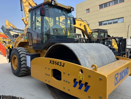 Rouleau compresseur routier XCMG XS143J monocylindre de 14 tonnes en excellent état