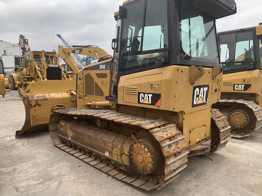 6 Way Blade utilisée par un rampant monté sur un bulldozer Caterpillar D5K XL Couleur originale