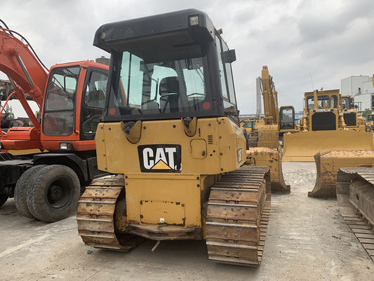 6 Way Blade utilisée par un rampant monté sur un bulldozer Caterpillar D5K XL Couleur originale