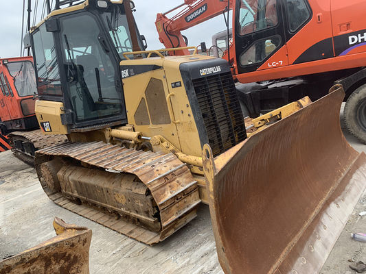 6 Way Blade utilisée par un rampant monté sur un bulldozer Caterpillar D5K XL Couleur originale