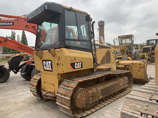 6 Way Blade utilisée par un rampant monté sur un bulldozer Caterpillar D5K XL Couleur originale