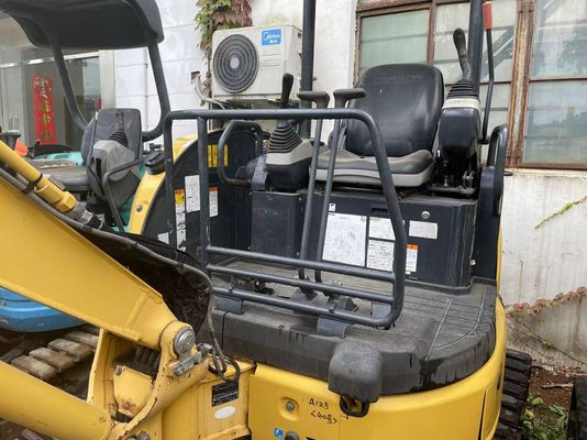 Utilisé Komatsu PC20MR-2 Excavateur monté sur un rampant Original Japon Travaillant dans le jardin