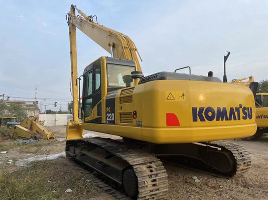Originaire du Japon, une excavatrice Komatsu PC220-7 à bras long de 18 mètres