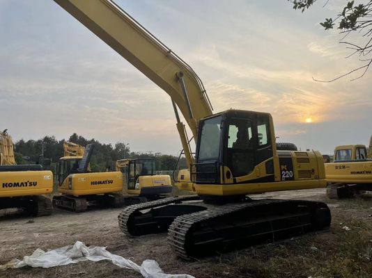 Originaire du Japon, une excavatrice Komatsu PC220-7 à bras long de 18 mètres