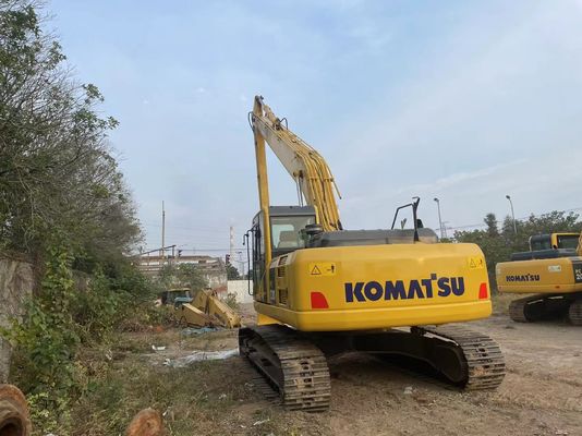 Originaire du Japon, une excavatrice Komatsu PC220-7 à bras long de 18 mètres