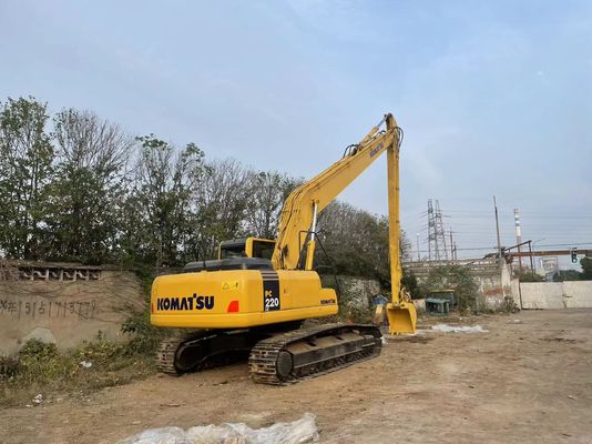 Originaire du Japon, une excavatrice Komatsu PC220-7 à bras long de 18 mètres