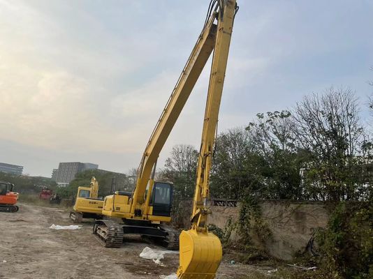 Originaire du Japon, une excavatrice Komatsu PC220-7 à bras long de 18 mètres
