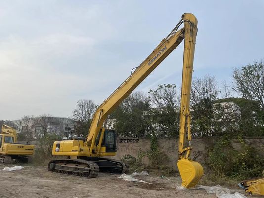 Originaire du Japon, une excavatrice Komatsu PC220-7 à bras long de 18 mètres
