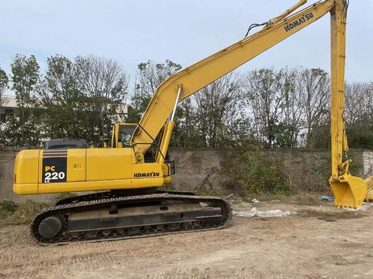 Originaire du Japon, une excavatrice Komatsu PC220-7 à bras long de 18 mètres