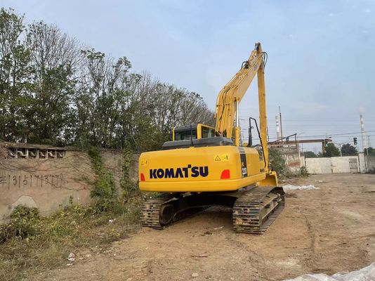 Originaire du Japon, une excavatrice Komatsu PC220-7 à bras long de 18 mètres