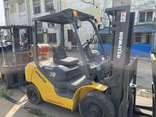 Vélos élévateur à gaz Komatsu 3 tonnes en bon état Vélos élévateur à gaz 3 tonnes en bon état
