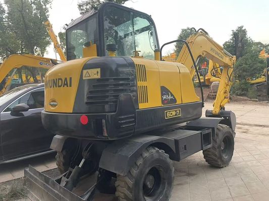 Une mini-excavatrice à roues Hyundai R60W-7 utilisée stable et efficace