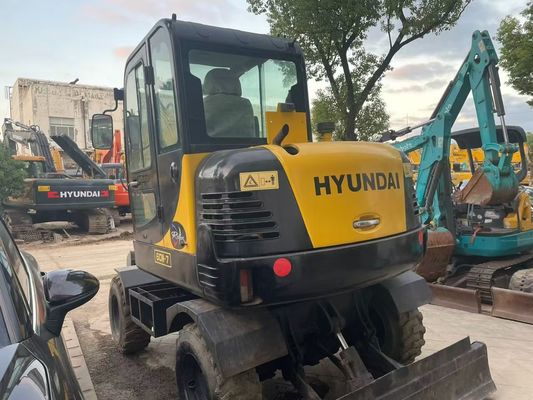 Une mini-excavatrice à roues Hyundai R60W-7 utilisée stable et efficace