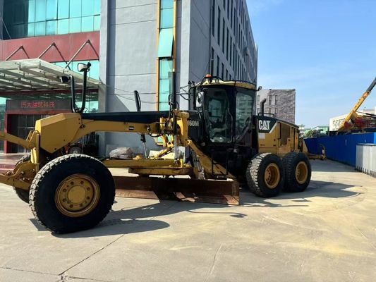 Le moteur original de la Caterpillar 160M est en parfait état.