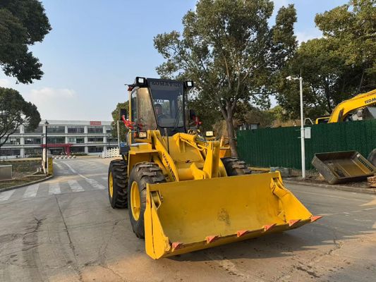 Originaux japonais utilisés Komatsu WA100-1 chargeurs à roues travaillant dans le jardin