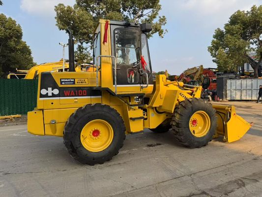 Originaux japonais utilisés Komatsu WA100-1 chargeurs à roues travaillant dans le jardin