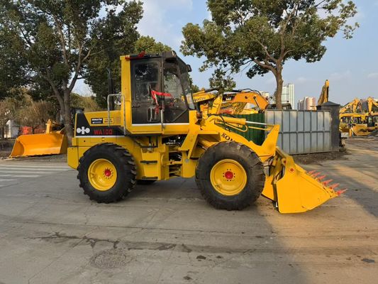 Originaux japonais utilisés Komatsu WA100-1 chargeurs à roues travaillant dans le jardin
