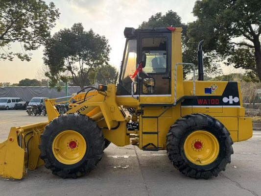 Originaux japonais utilisés Komatsu WA100-1 chargeurs à roues travaillant dans le jardin