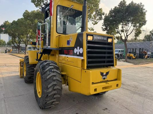 Originaux japonais utilisés Komatsu WA100-1 chargeurs à roues travaillant dans le jardin