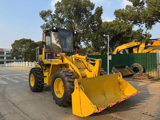 Originaux japonais utilisés Komatsu WA100-1 chargeurs à roues travaillant dans le jardin