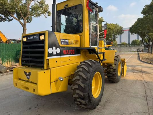 Originaux japonais utilisés Komatsu WA100-1 chargeurs à roues travaillant dans le jardin