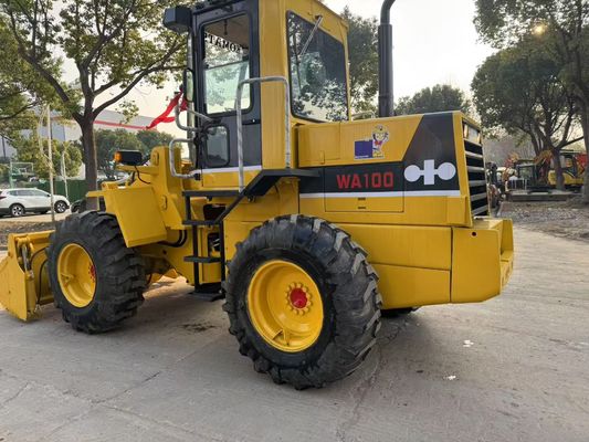 Originaux japonais utilisés Komatsu WA100-1 chargeurs à roues travaillant dans le jardin