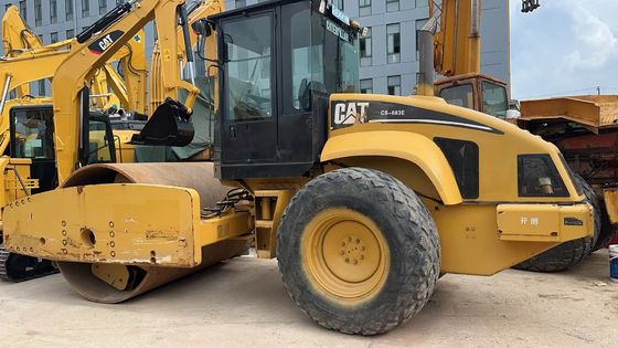 Couleur originale Utilisé Caterpillar CS-683E Roller de route à tambour unique En excellent état