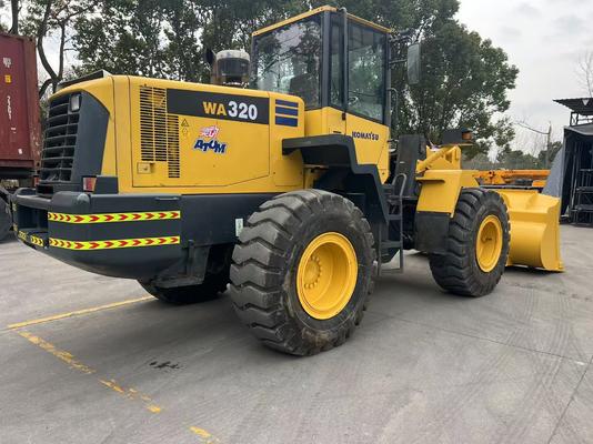 Chargeuse sur pneus Komatsu WA320-5 d'origine japonaise d'occasion de 2011 en excellent état