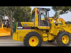 Originaux japonais utilisés Komatsu WA100-1 chargeurs à roues travaillant dans le jardin